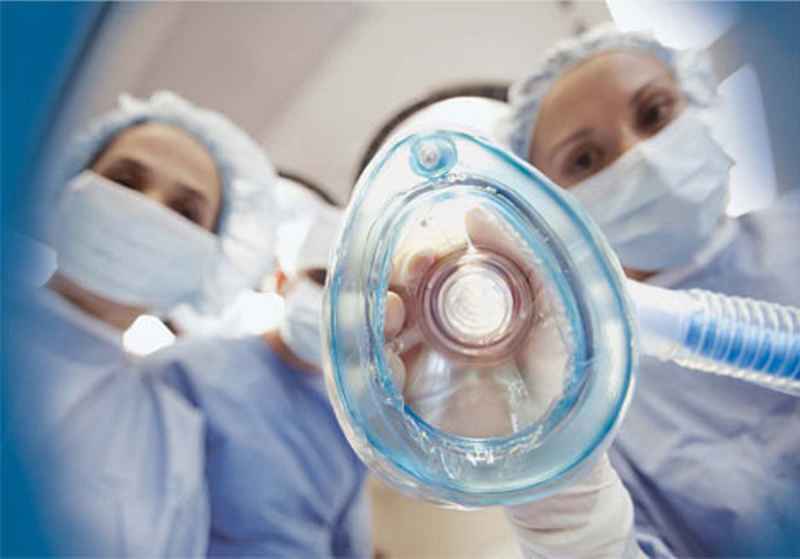 врачи  и  кислородная  маска